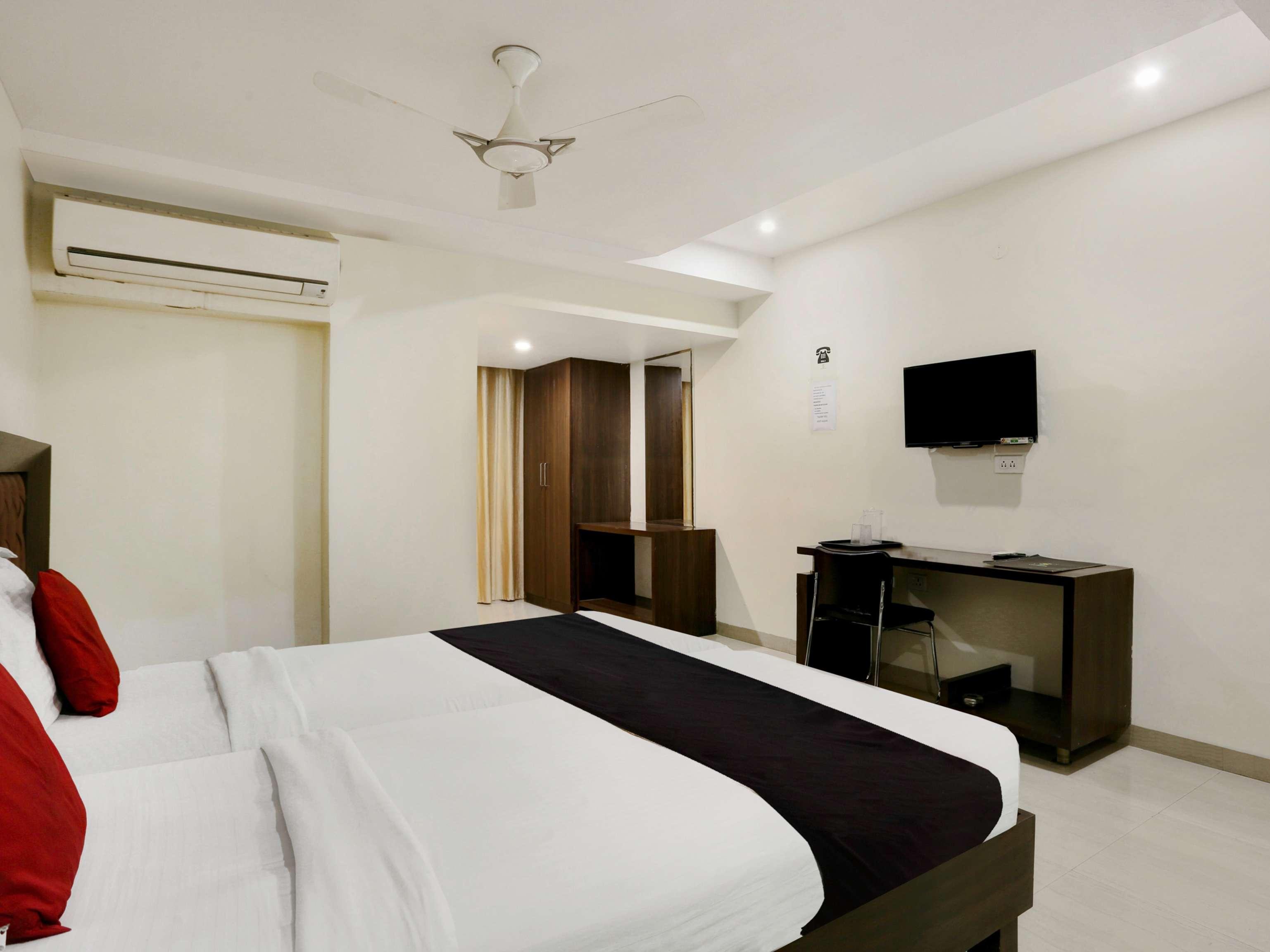 Capital O 9003 Halcyon Deccan Inn Kondapur  Exterior foto