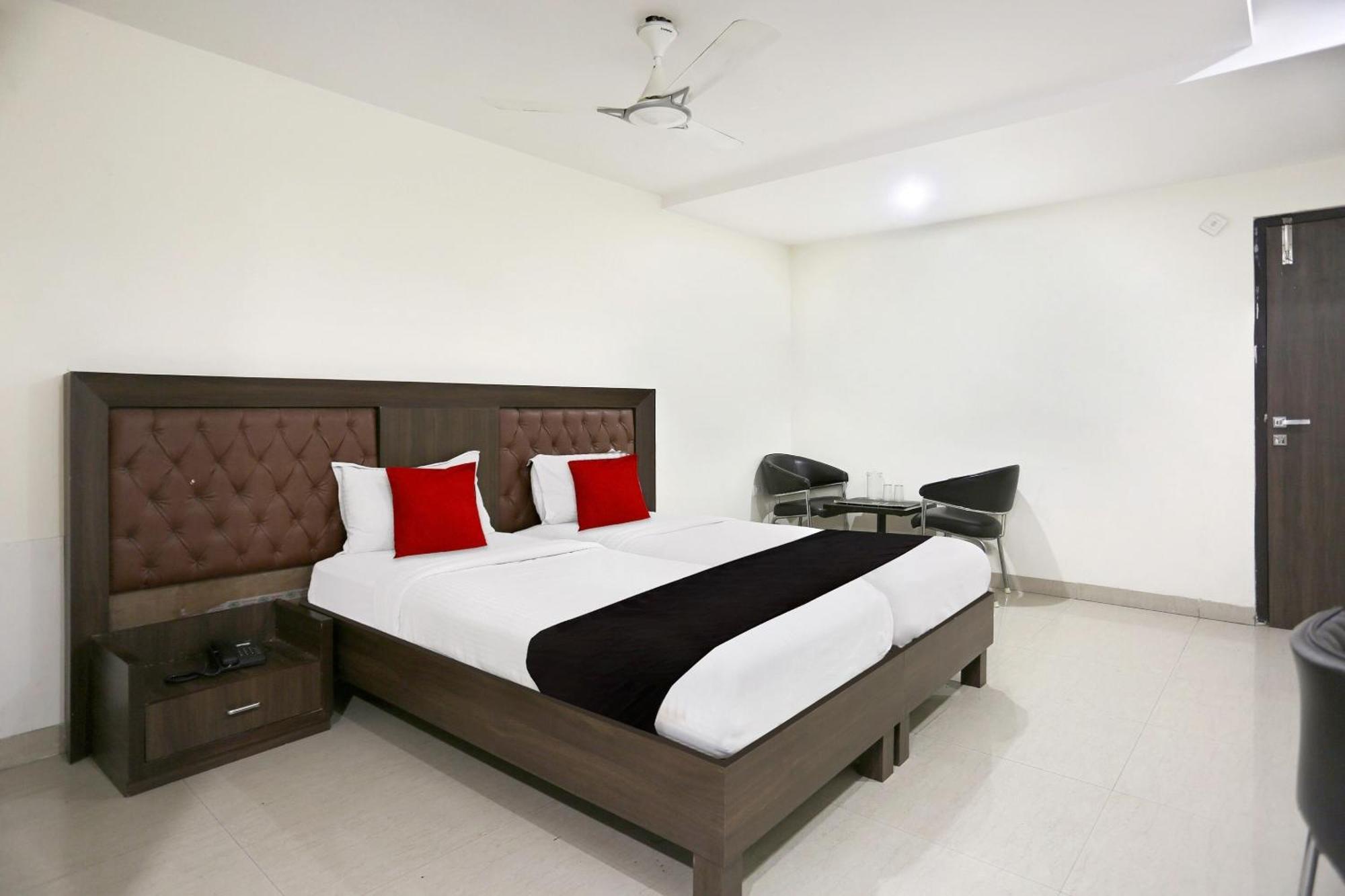 Capital O 9003 Halcyon Deccan Inn Kondapur  Exterior foto