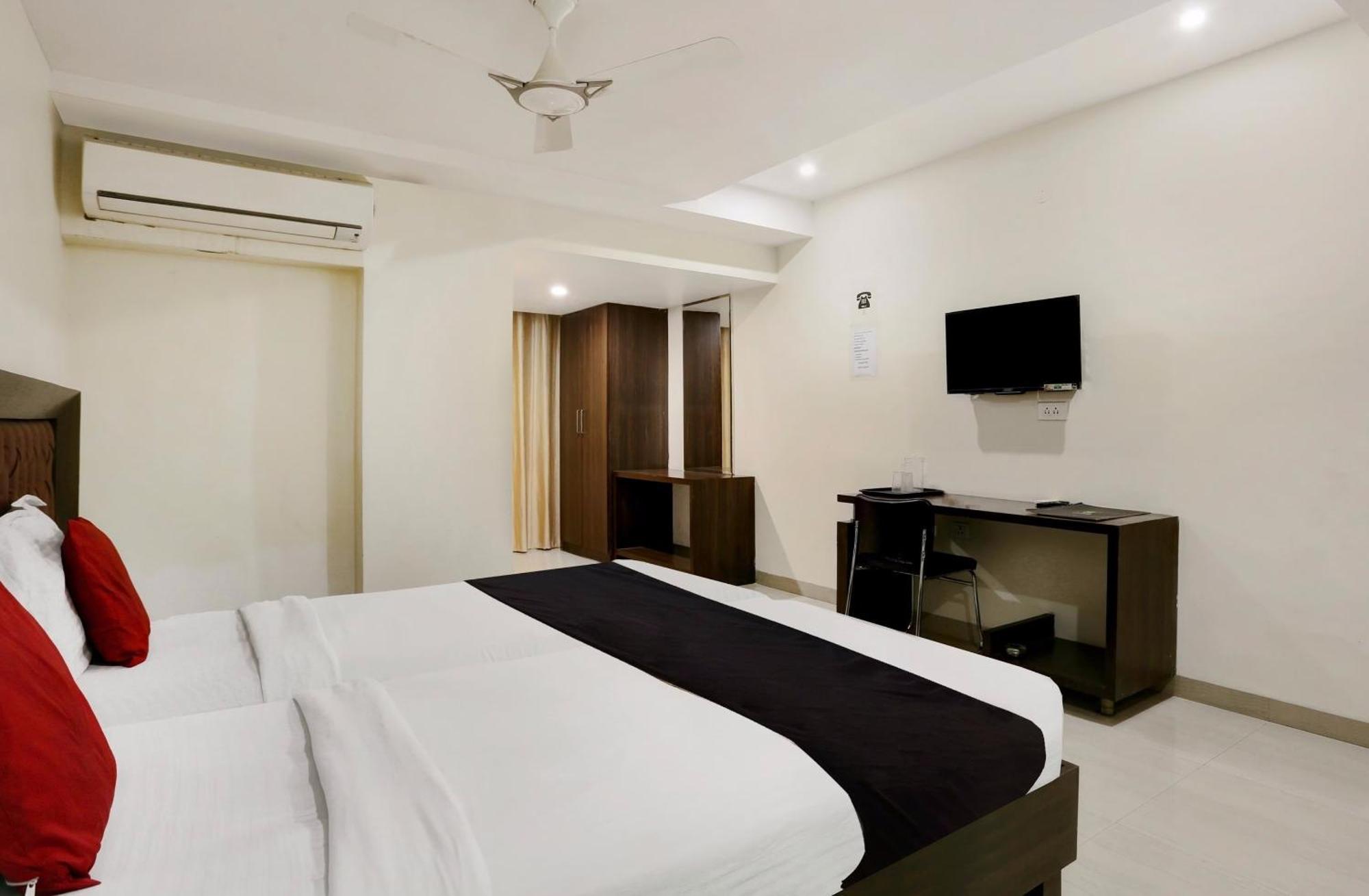 Capital O 9003 Halcyon Deccan Inn Kondapur  Exterior foto