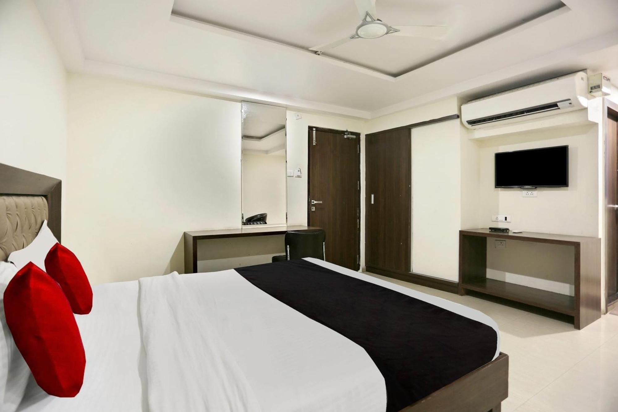 Capital O 9003 Halcyon Deccan Inn Kondapur  Exterior foto