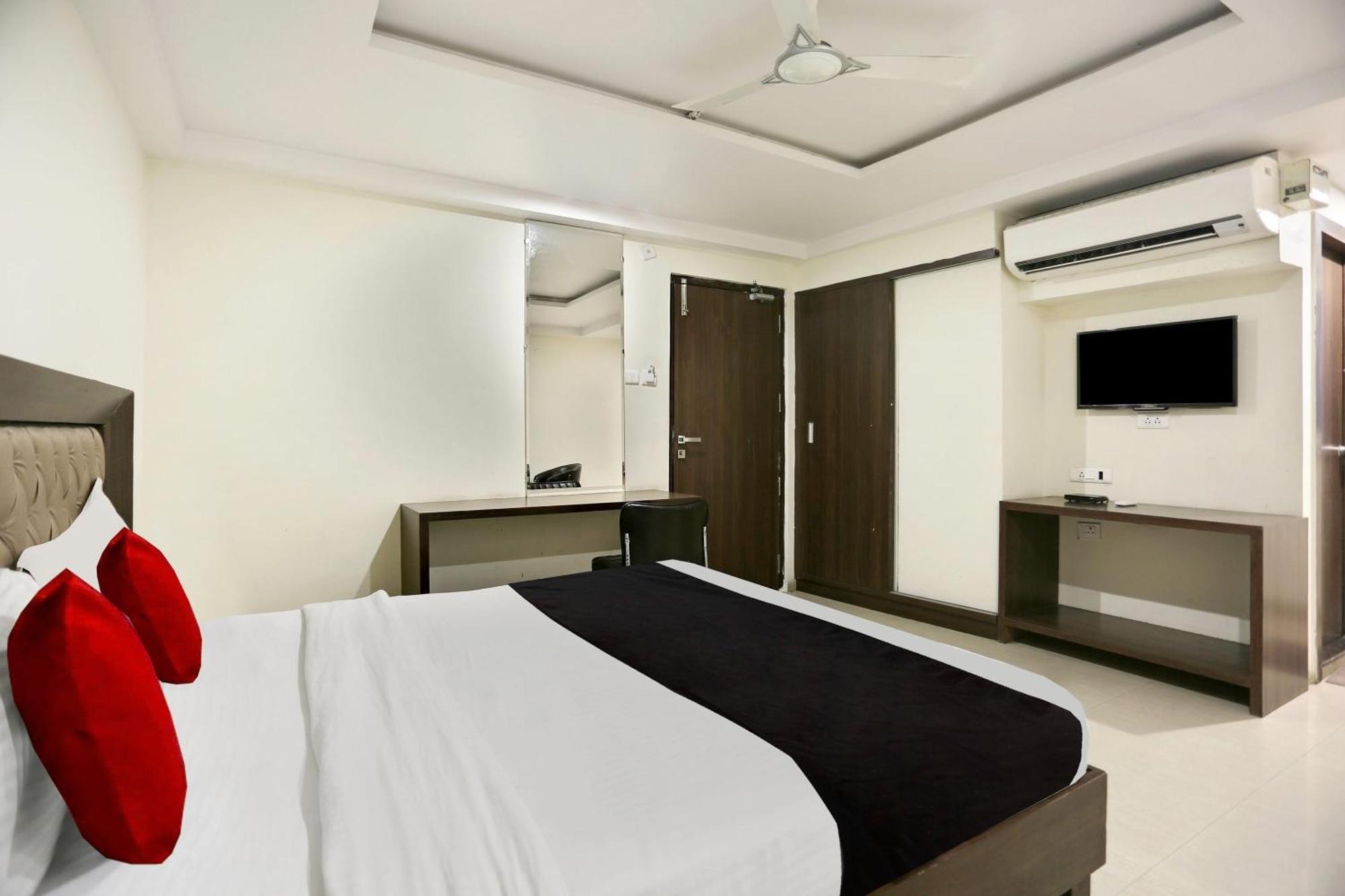 Capital O 9003 Halcyon Deccan Inn Kondapur  Exterior foto