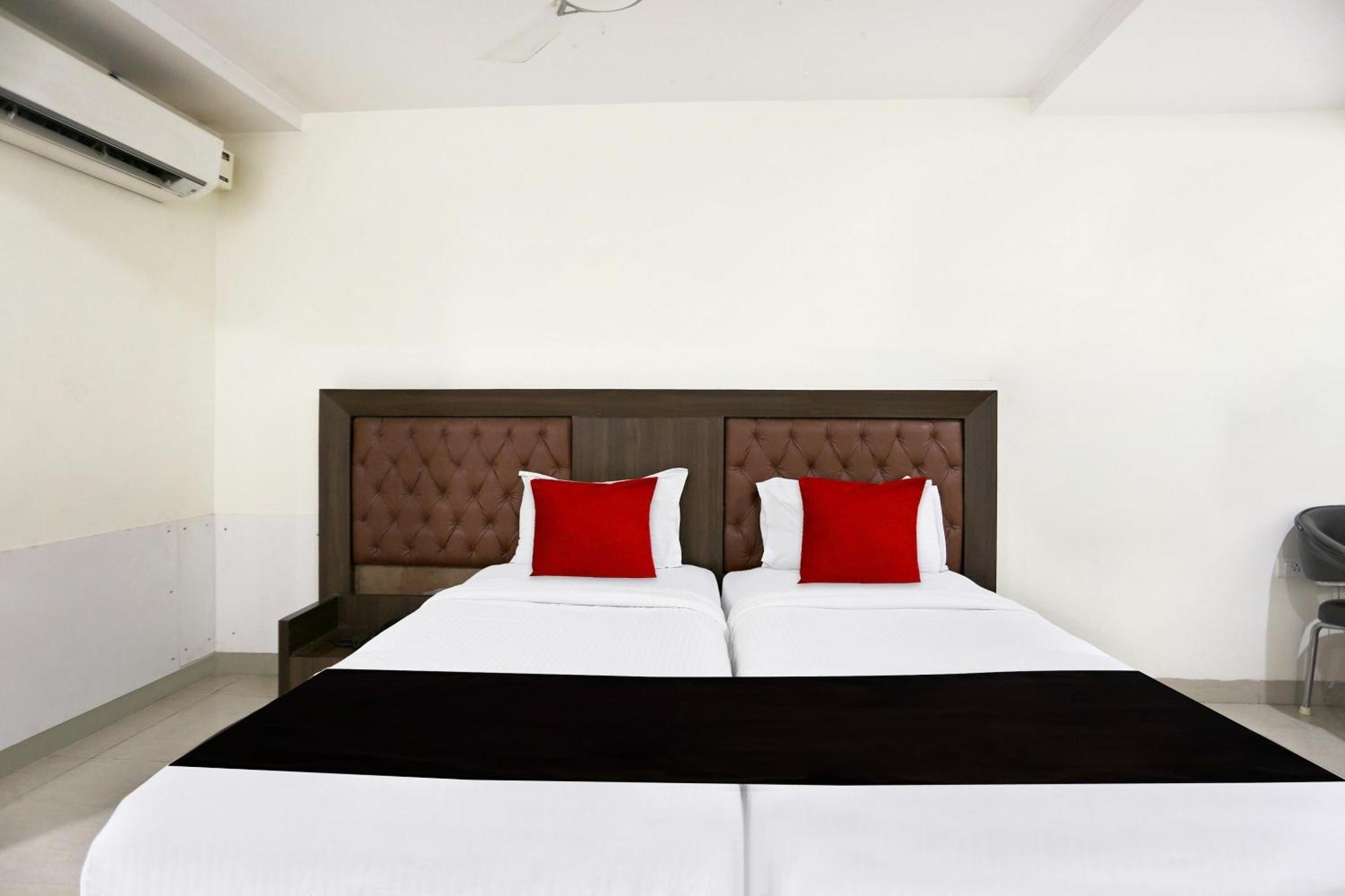 Capital O 9003 Halcyon Deccan Inn Kondapur  Exterior foto
