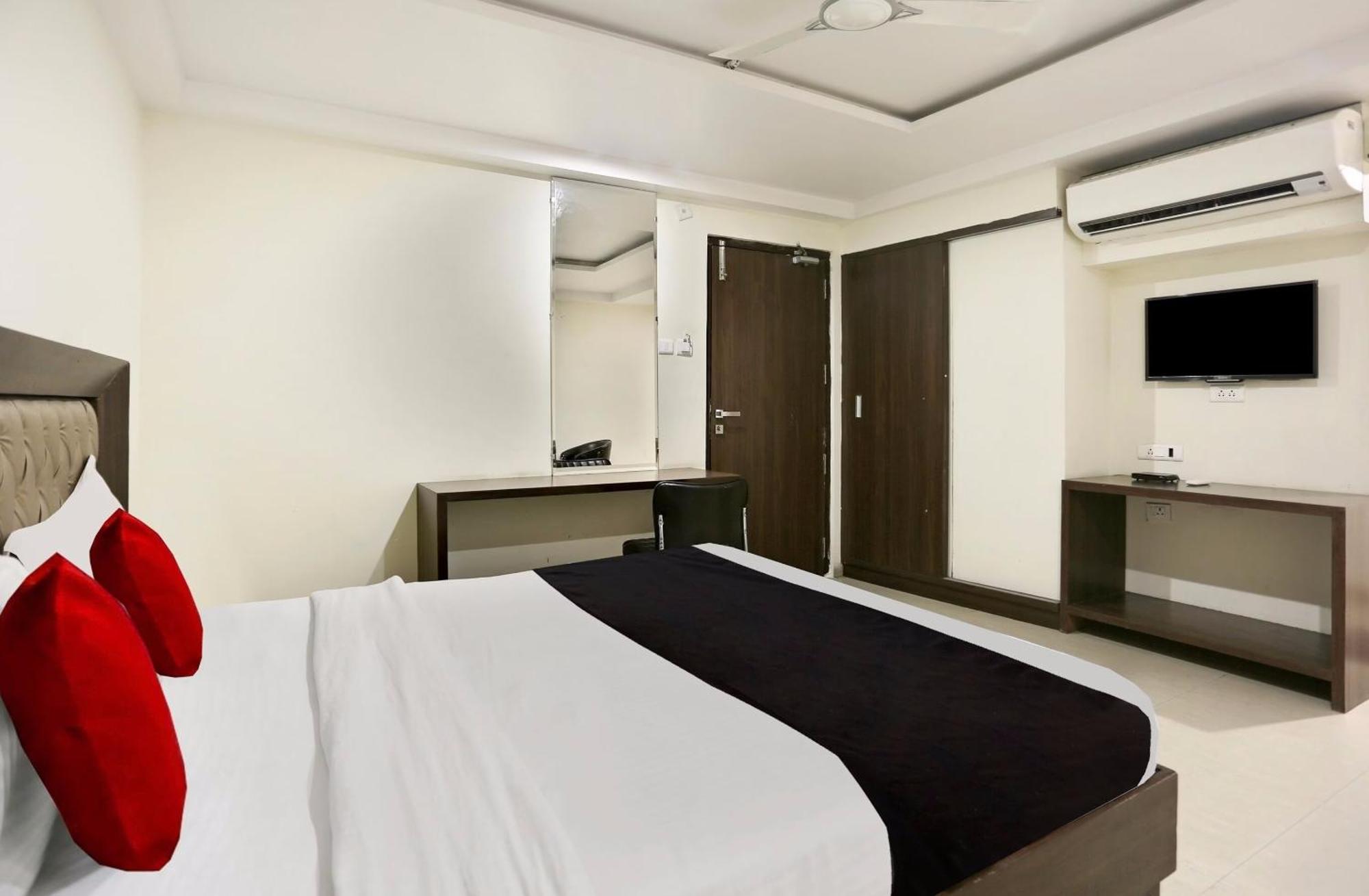 Capital O 9003 Halcyon Deccan Inn Kondapur  Exterior foto