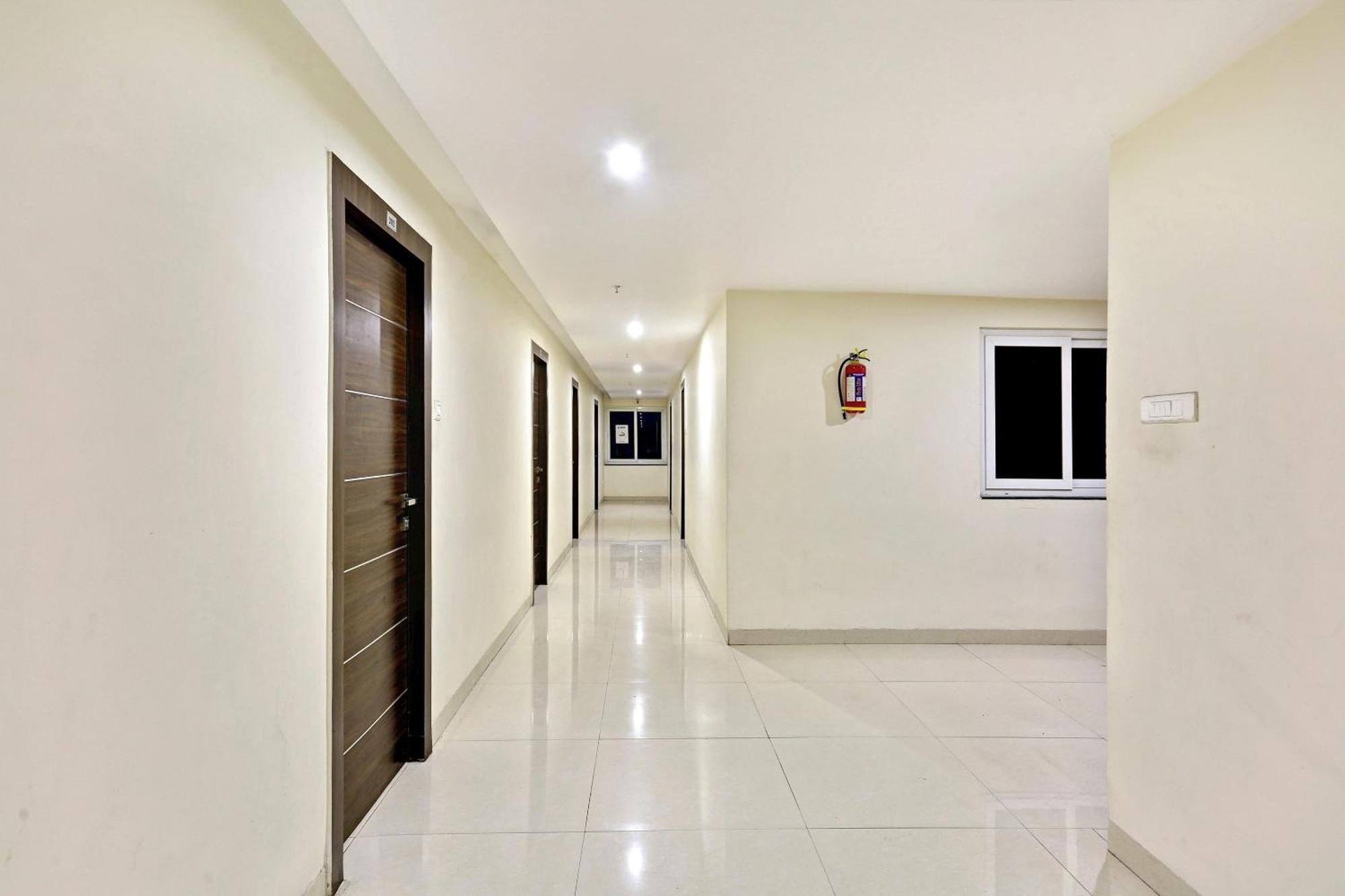 Capital O 9003 Halcyon Deccan Inn Kondapur  Exterior foto