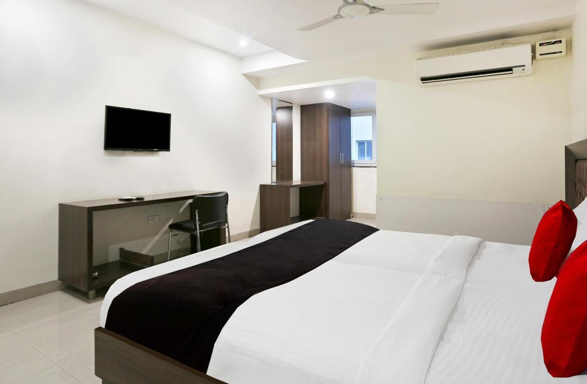 Capital O 9003 Halcyon Deccan Inn Kondapur  Exterior foto