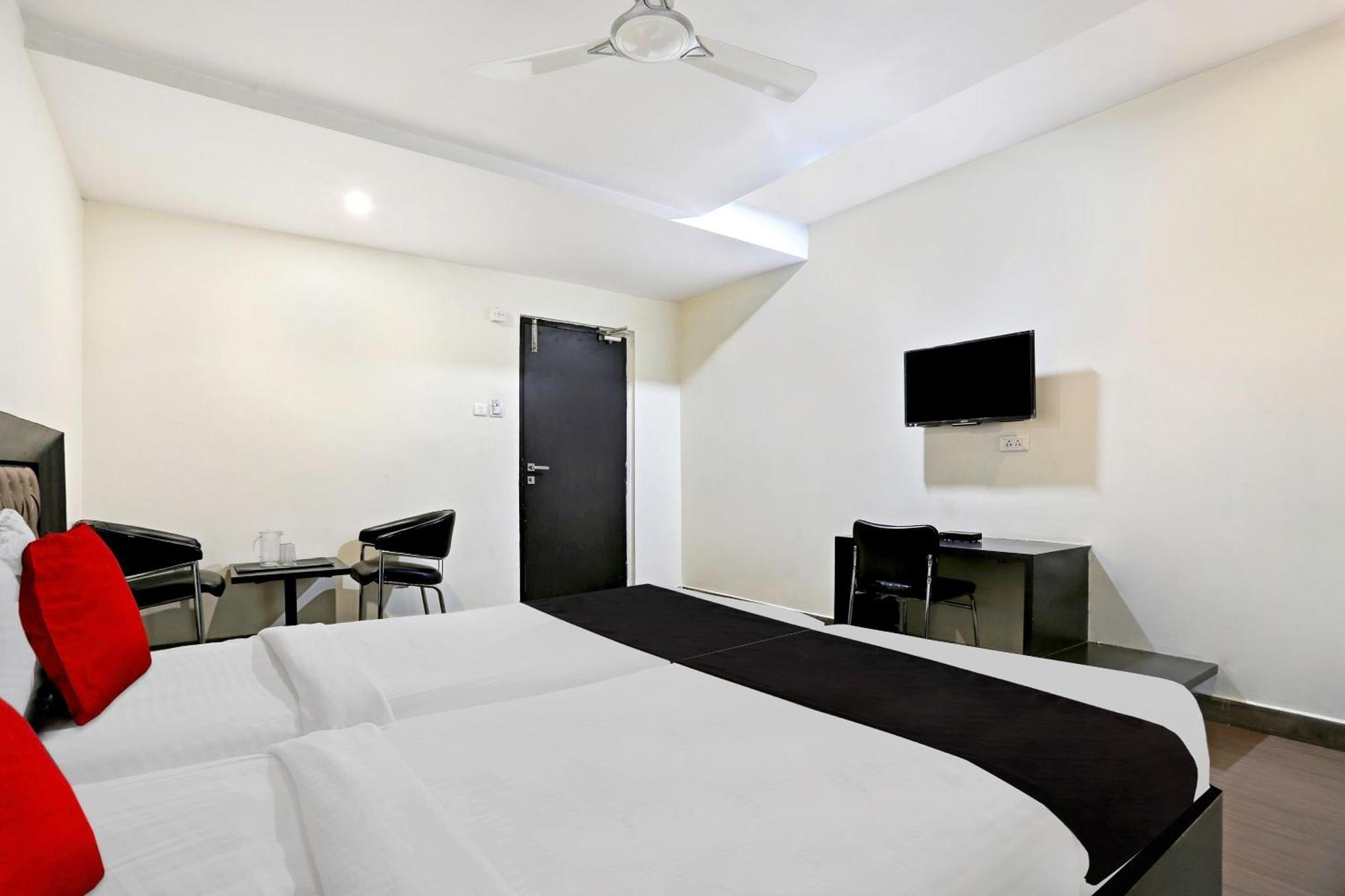 Capital O 9003 Halcyon Deccan Inn Kondapur  Exterior foto