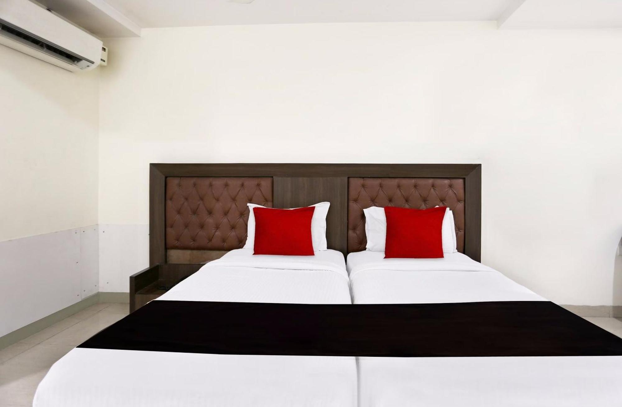 Capital O 9003 Halcyon Deccan Inn Kondapur  Exterior foto